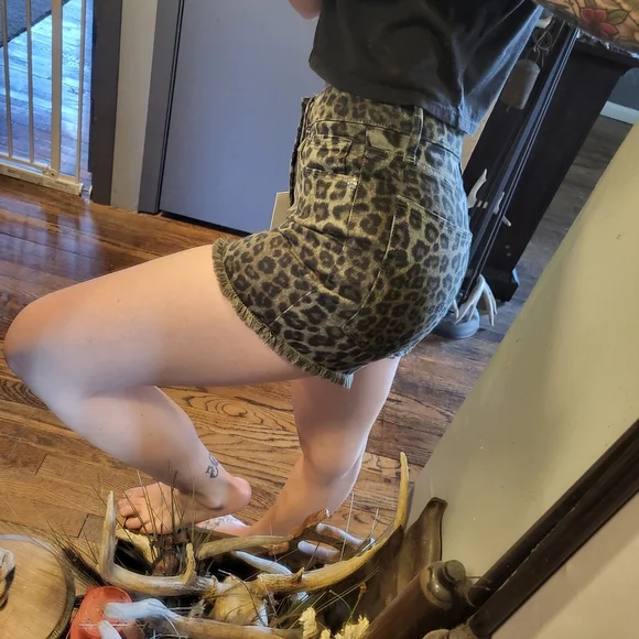 Good American High Rise Shorts size 2/26 - Picture 2 of 10